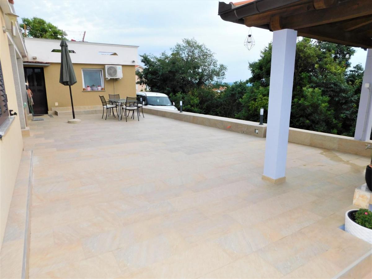 Apartman "Sabine Red" With Heated Pool Omišalj Exteriör bild