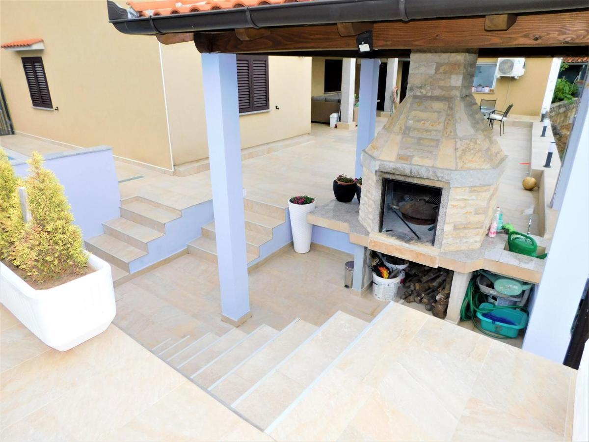 Apartman "Sabine Red" With Heated Pool Omišalj Exteriör bild