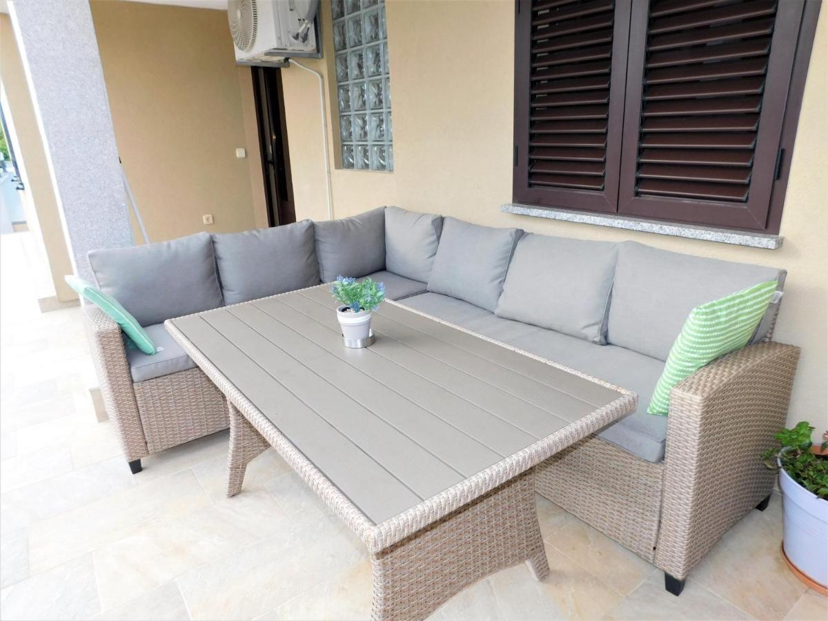 Apartman "Sabine Red" With Heated Pool Omišalj Exteriör bild