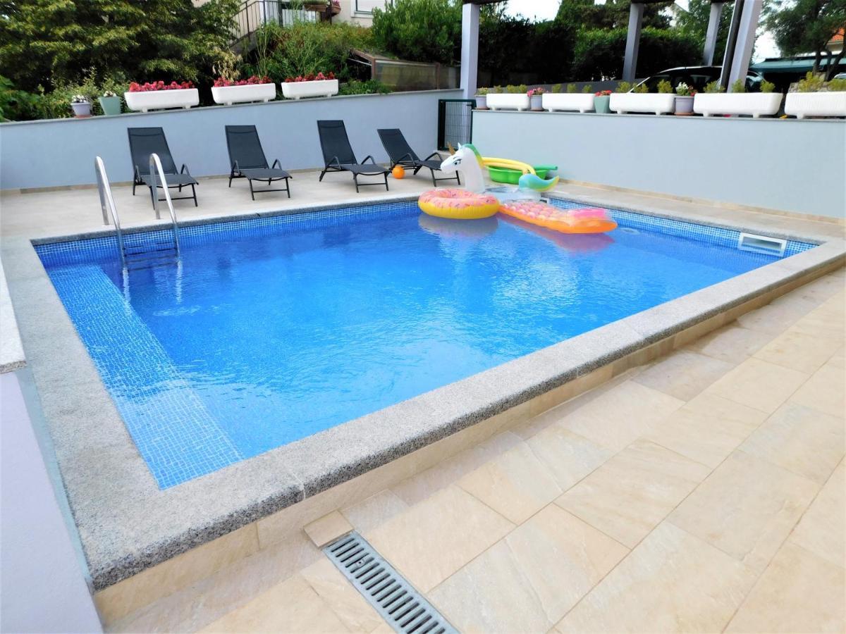 Apartman "Sabine Red" With Heated Pool Omišalj Exteriör bild