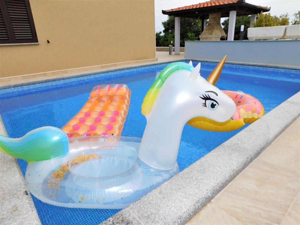 Apartman "Sabine Red" With Heated Pool Omišalj Exteriör bild