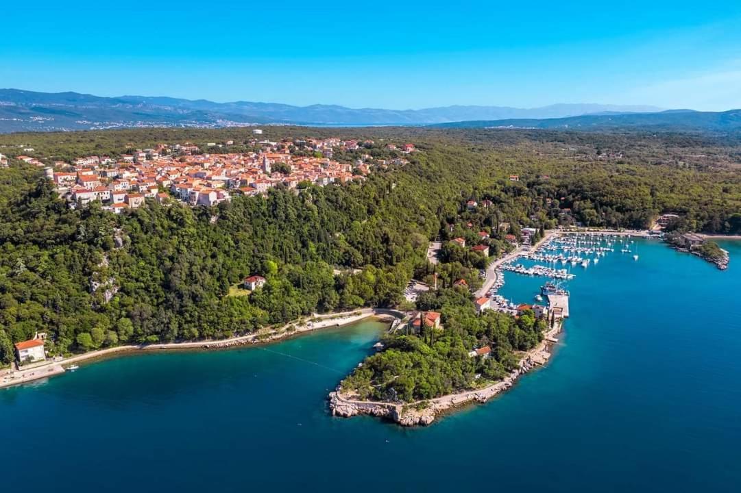 Apartman "Sabine Red" With Heated Pool Omišalj Exteriör bild