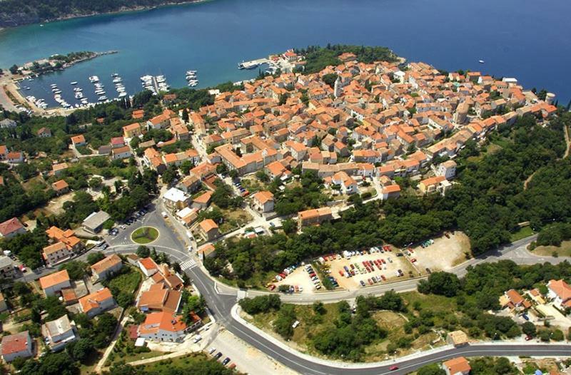 Apartman "Sabine Red" With Heated Pool Omišalj Exteriör bild