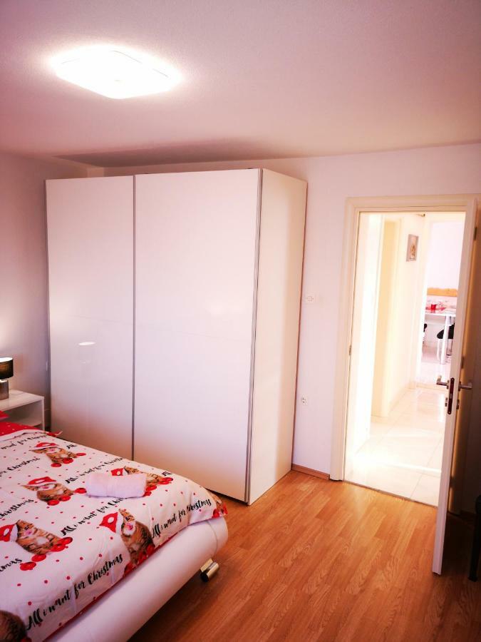 Apartman "Sabine Red" With Heated Pool Omišalj Exteriör bild