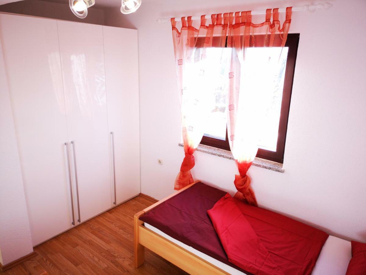 Apartman "Sabine Red" With Heated Pool Omišalj Exteriör bild