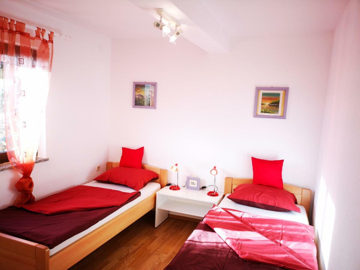 Apartman "Sabine Red" With Heated Pool Omišalj Exteriör bild