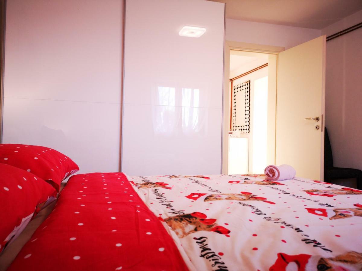 Apartman "Sabine Red" With Heated Pool Omišalj Exteriör bild